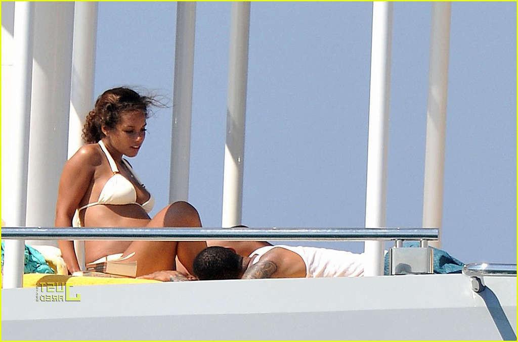 16P Alicia Keys looking very hot and sexy in bikini on a yacht