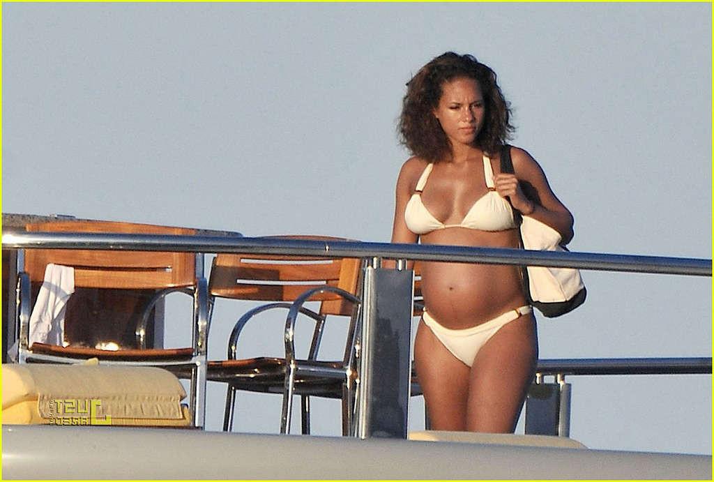 16P Alicia Keys looking very hot and sexy in bikini on a yacht