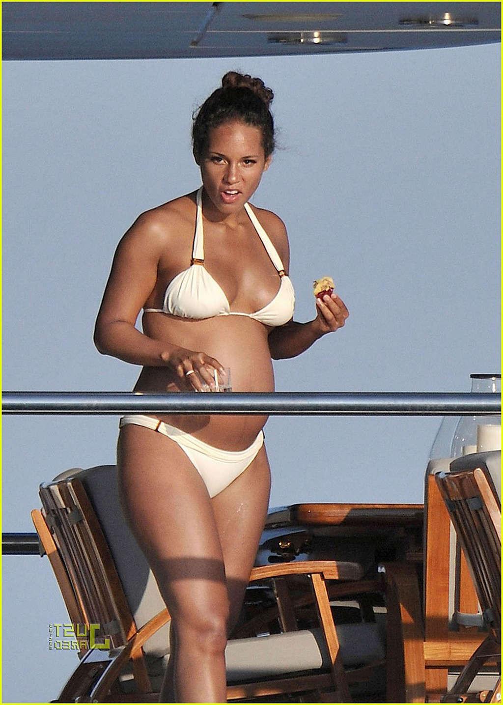 16P Alicia Keys looking very hot and sexy in bikini on a yacht
