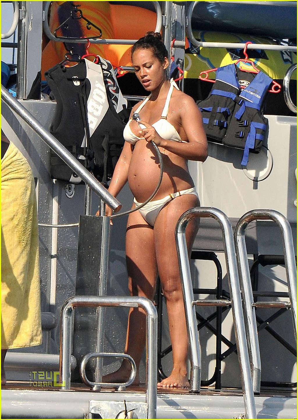 16P Alicia Keys looking very hot and sexy in bikini on a yacht
