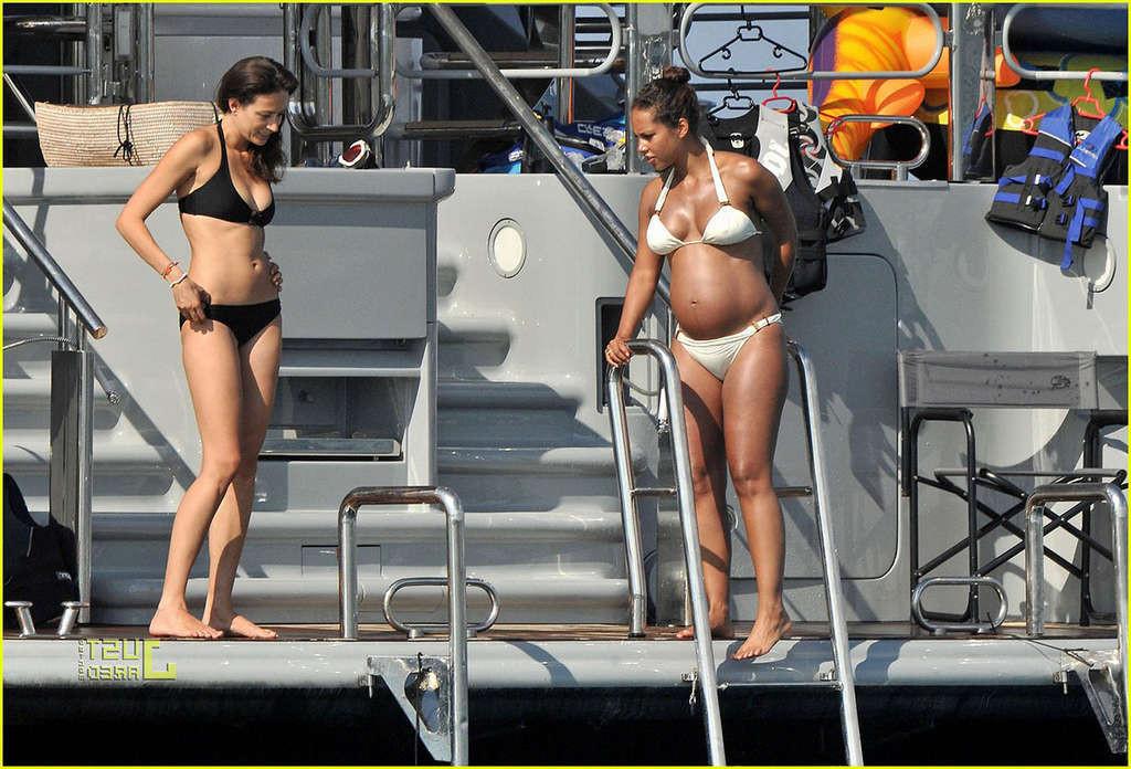 16P Alicia Keys looking very hot and sexy in bikini on a yacht