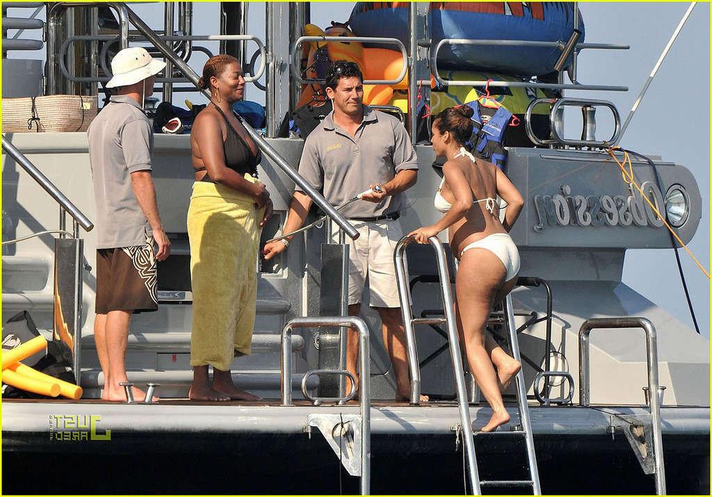 16P Alicia Keys looking very hot and sexy in bikini on a yacht