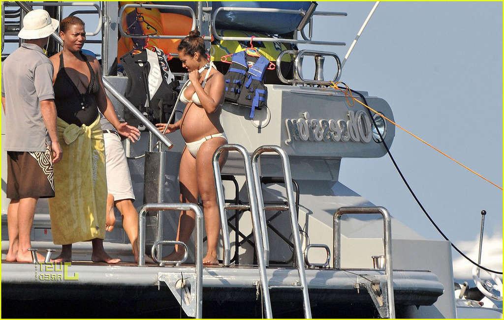 16P Alicia Keys looking very hot and sexy in bikini on a yacht