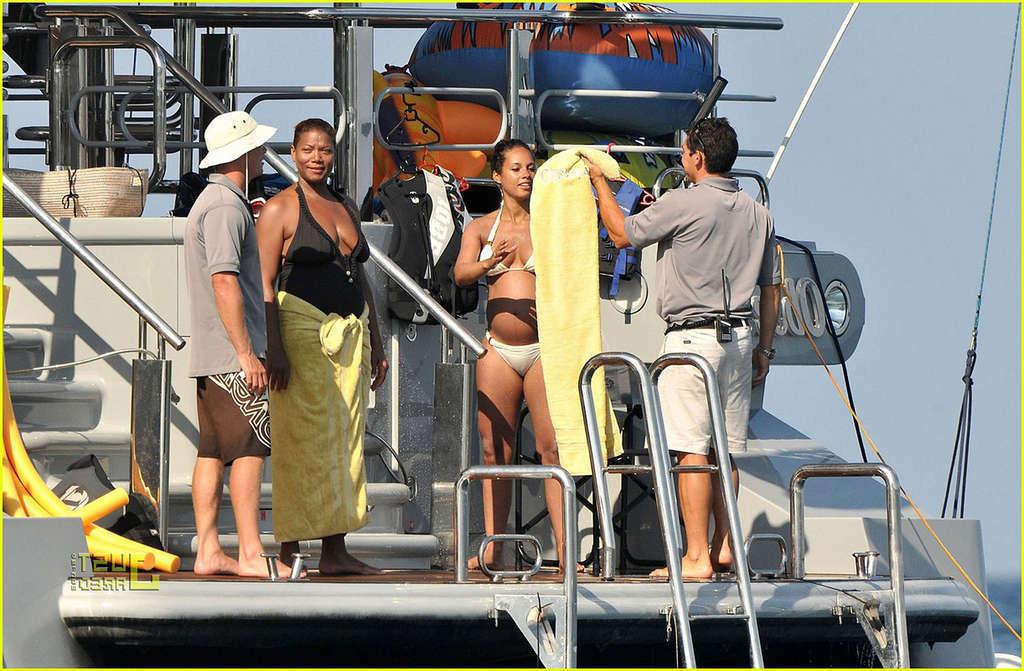 16P Alicia Keys looking very hot and sexy in bikini on a yacht