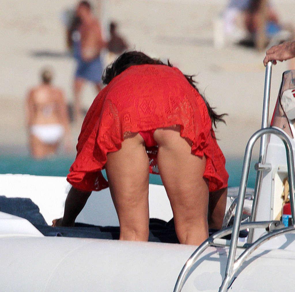16P Elizabeth Hurley exposing her sexy body and huge boobs in bikini on yacht