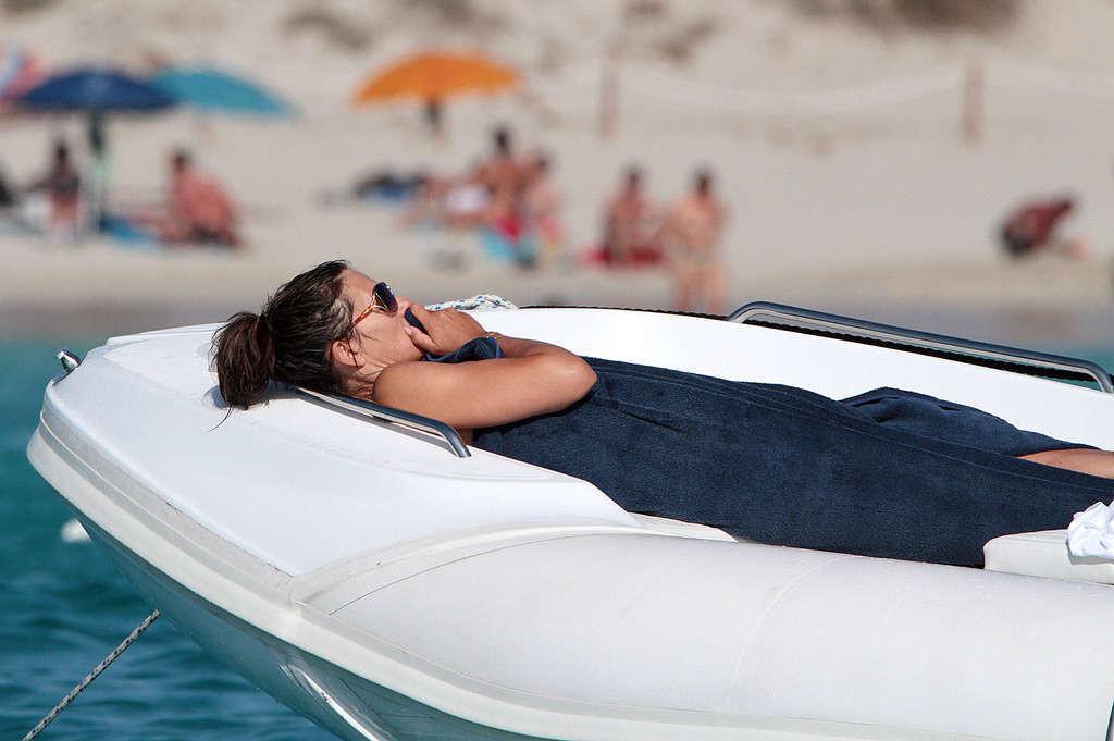 16P Elizabeth Hurley exposing her sexy body and huge boobs in bikini on yacht