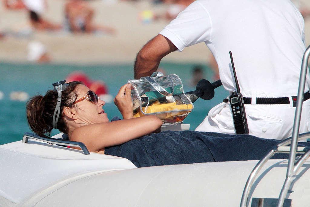 16P Elizabeth Hurley exposing her sexy body and huge boobs in bikini on yacht