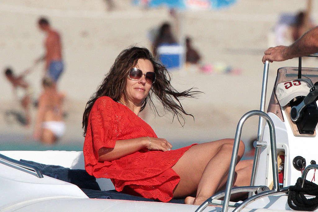16P Elizabeth Hurley exposing her sexy body and huge boobs in bikini on yacht