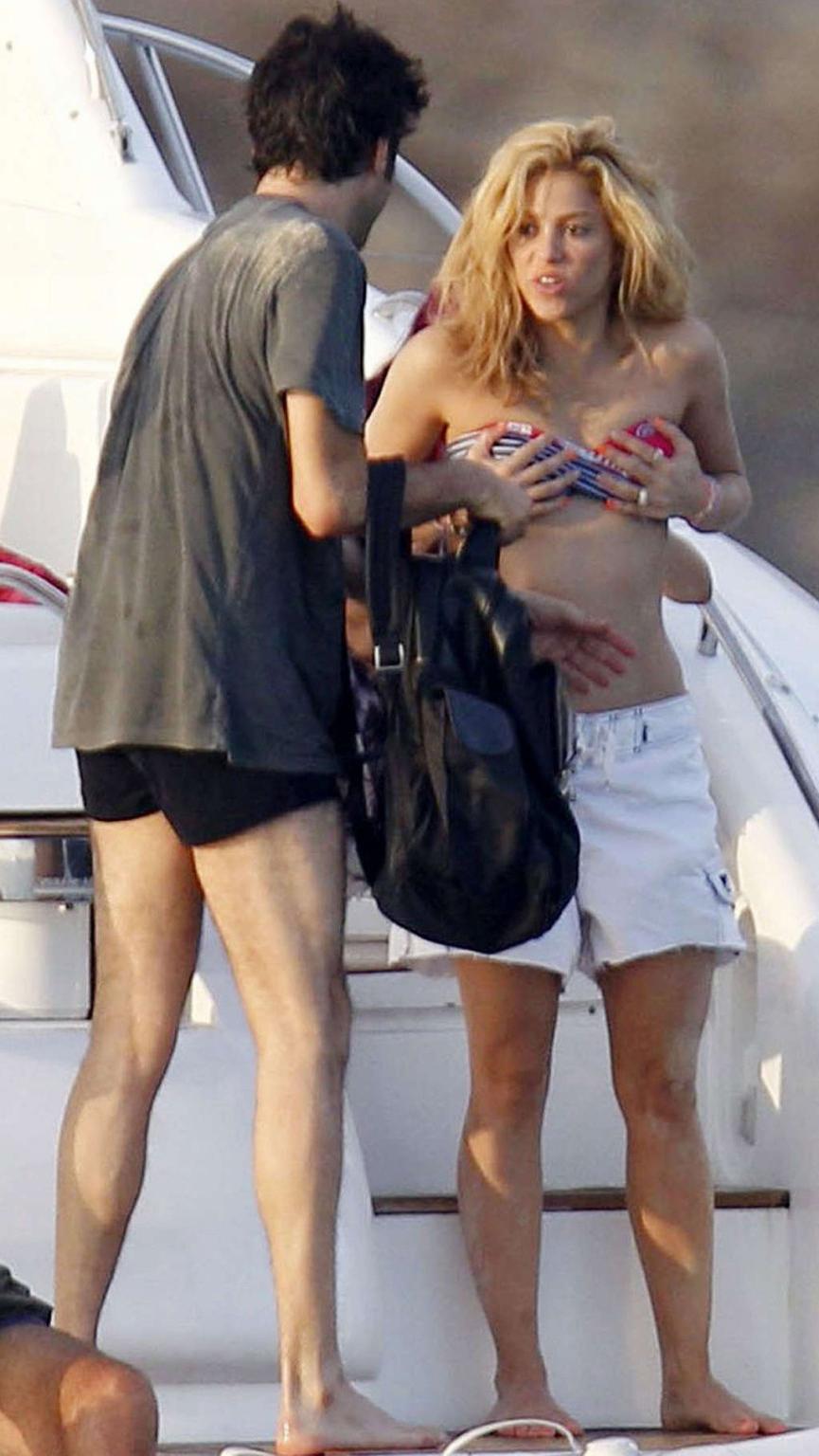 16P Shakira in bikini on yacht and upskirt on stage and in fuckme boots