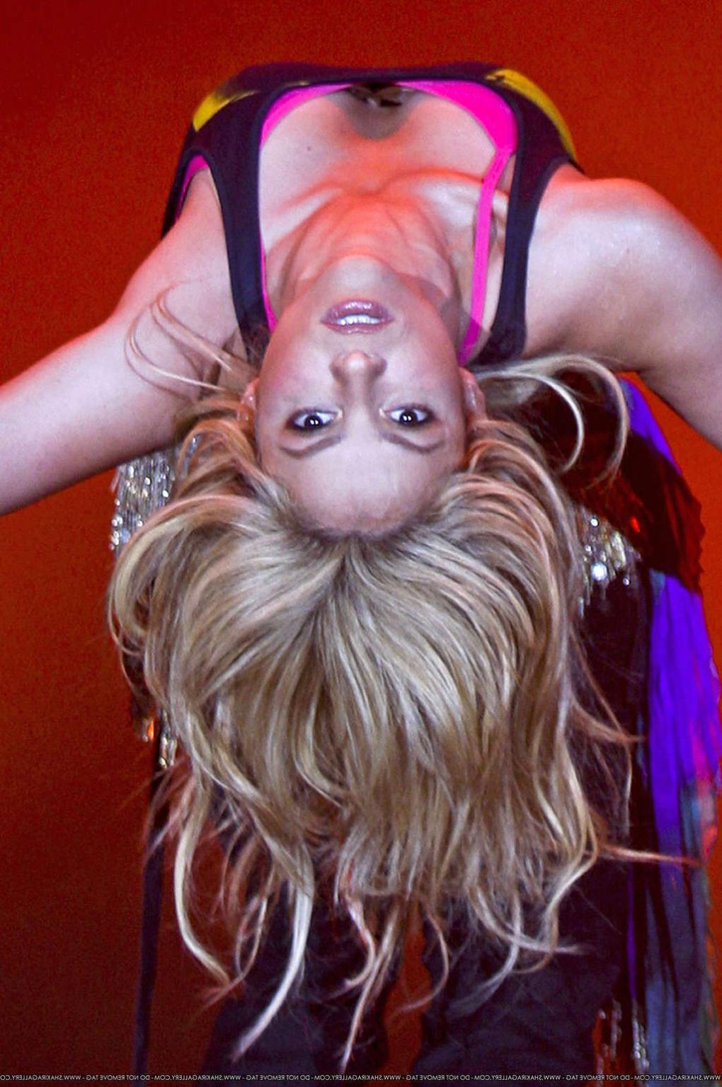 16P Shakira in bikini on yacht and upskirt on stage and in fuckme boots
