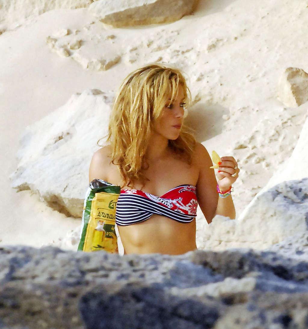 16P Shakira in bikini on yacht and upskirt on stage and in fuckme boots