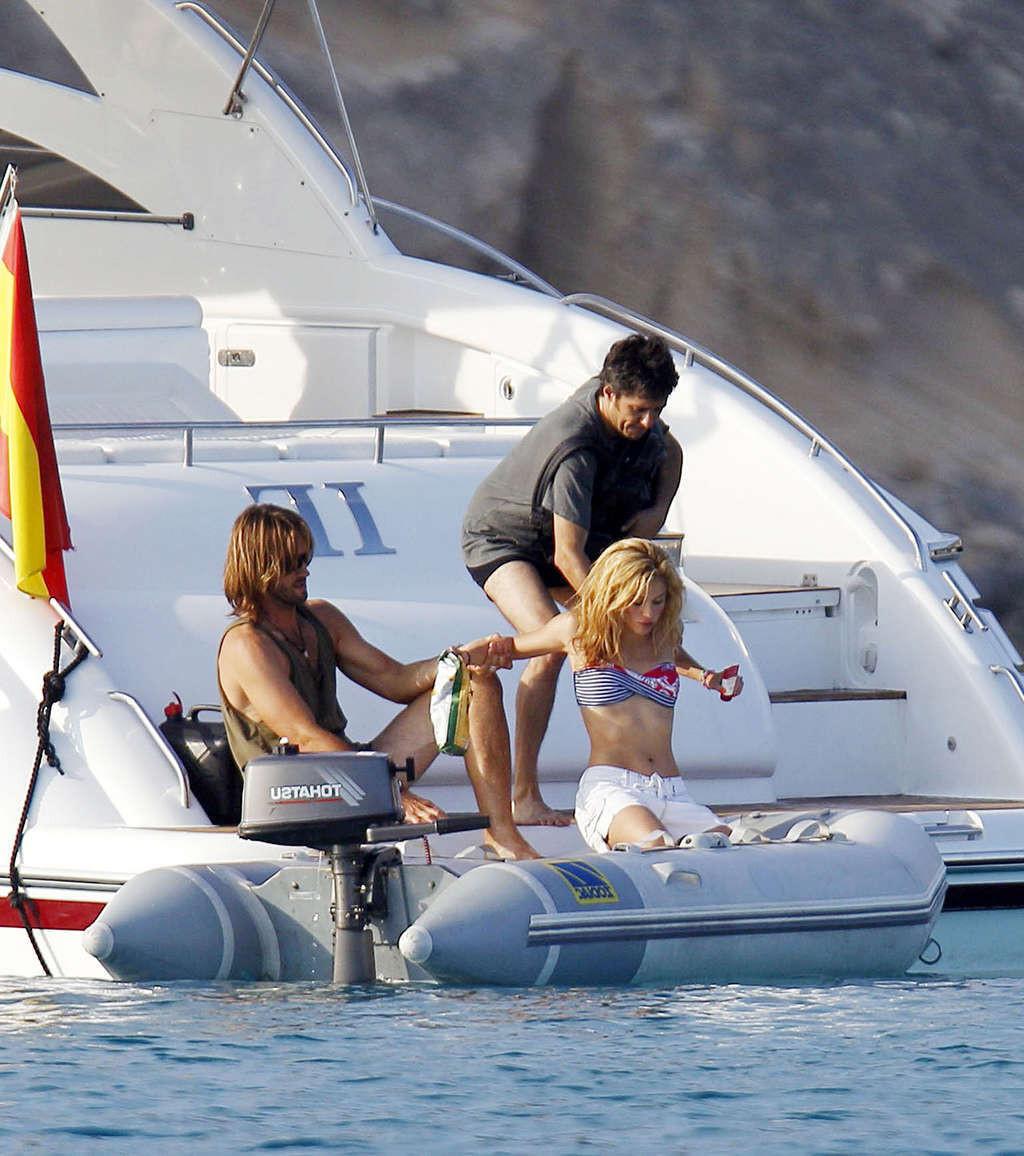 16P Shakira in bikini on yacht and upskirt on stage and in fuckme boots