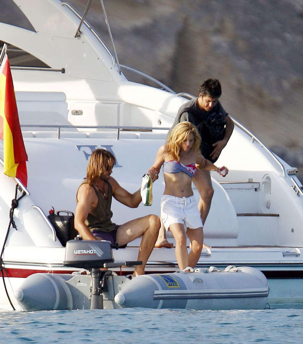 16P Shakira in bikini on yacht and upskirt on stage and in fuckme boots