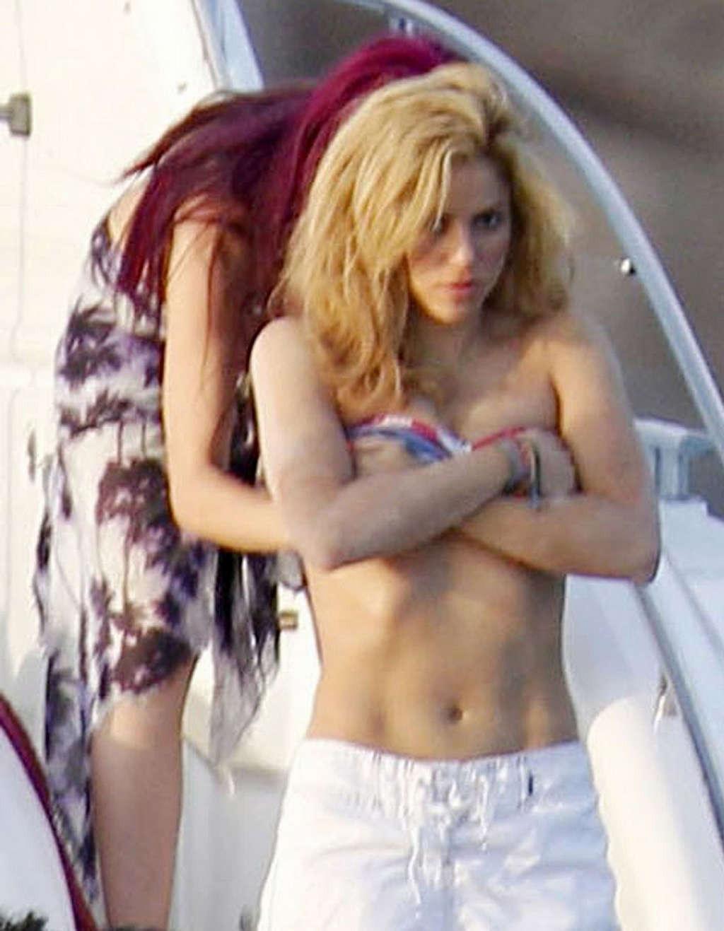 16P Shakira in bikini on yacht and upskirt on stage and in fuckme boots