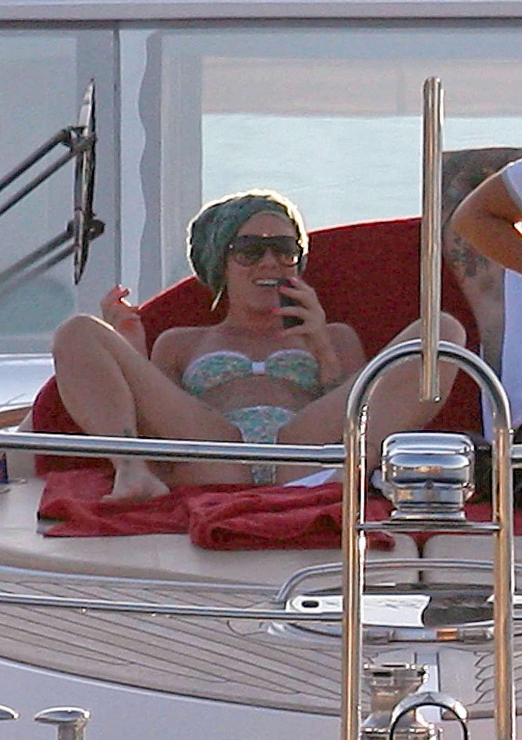 16P Pink exposing her fucking sexy body and hot ass in bikini on yacht
