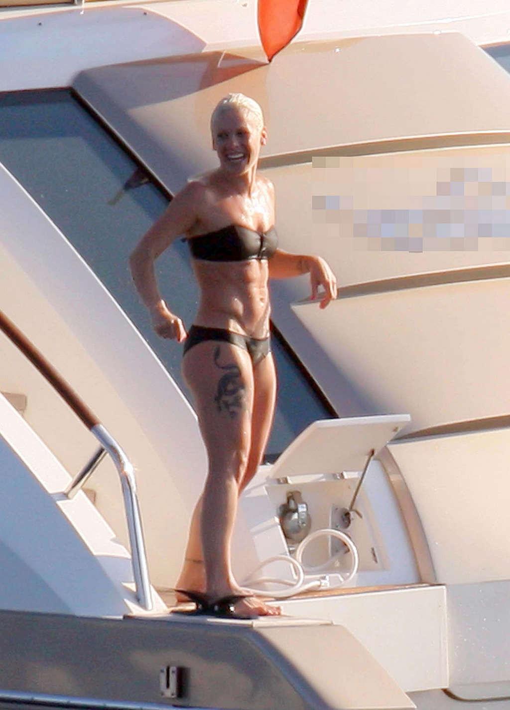 16P Pink exposing her fucking sexy body and hot ass in bikini on yacht