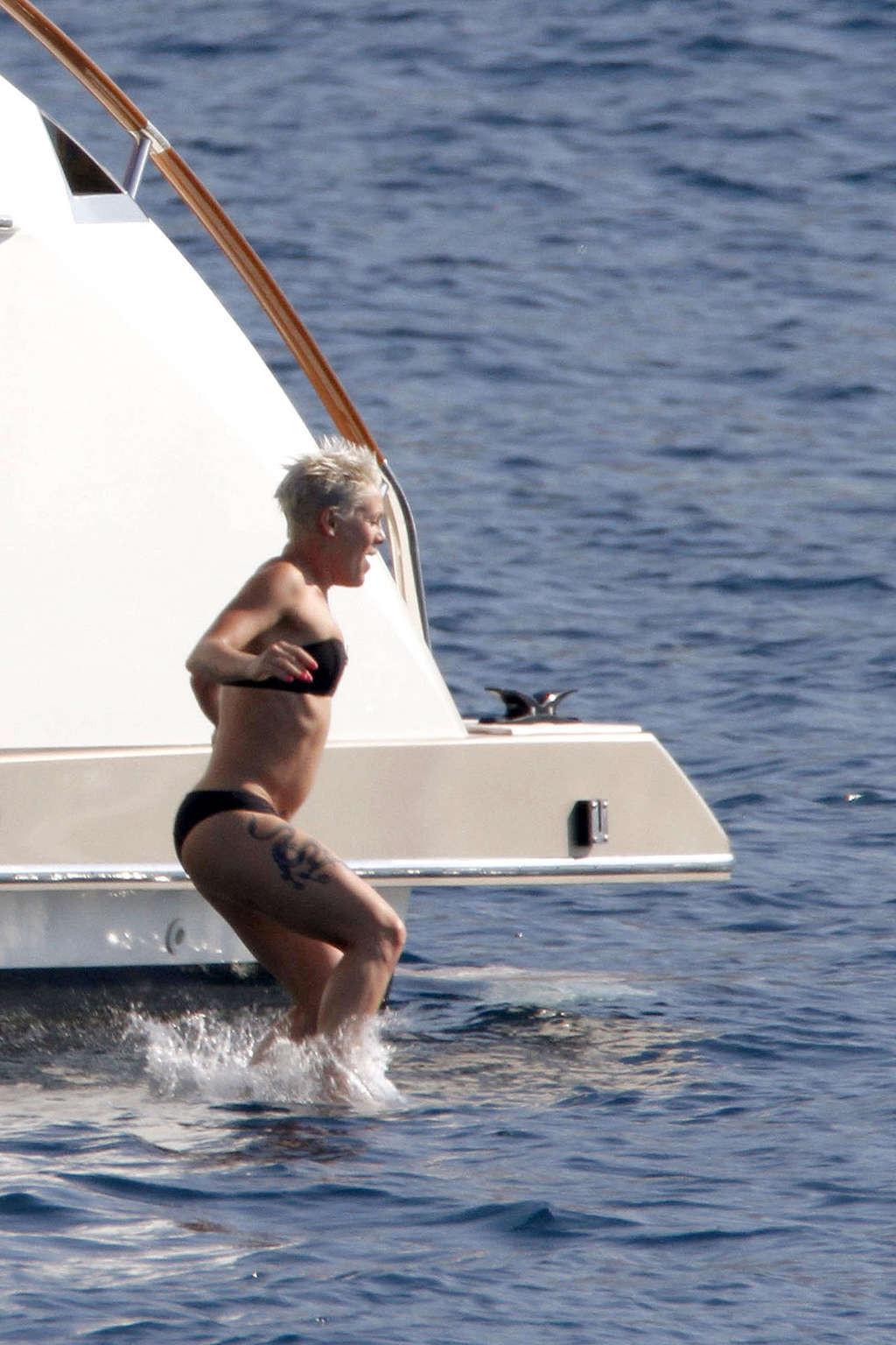 16P Pink exposing her fucking sexy body and hot ass in bikini on yacht