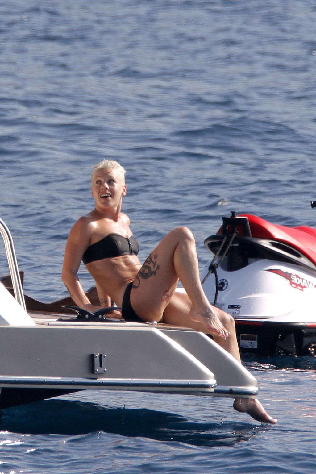 16P Pink exposing her fucking sexy body and hot ass in bikini on yacht