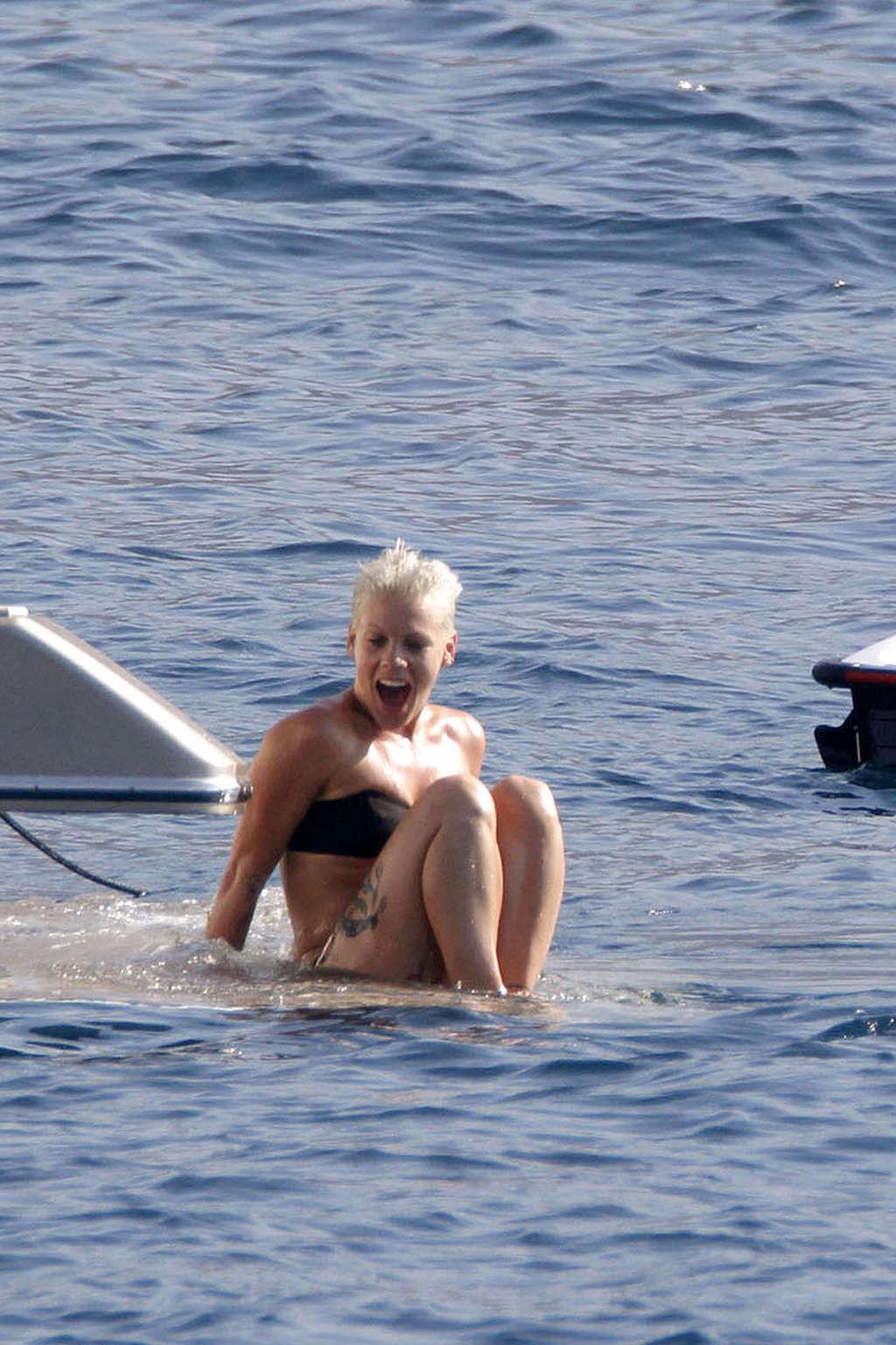 16P Pink exposing her fucking sexy body and hot ass in bikini on yacht