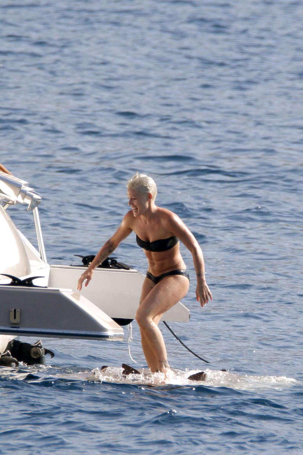 16P Pink exposing her fucking sexy body and hot ass in bikini on yacht