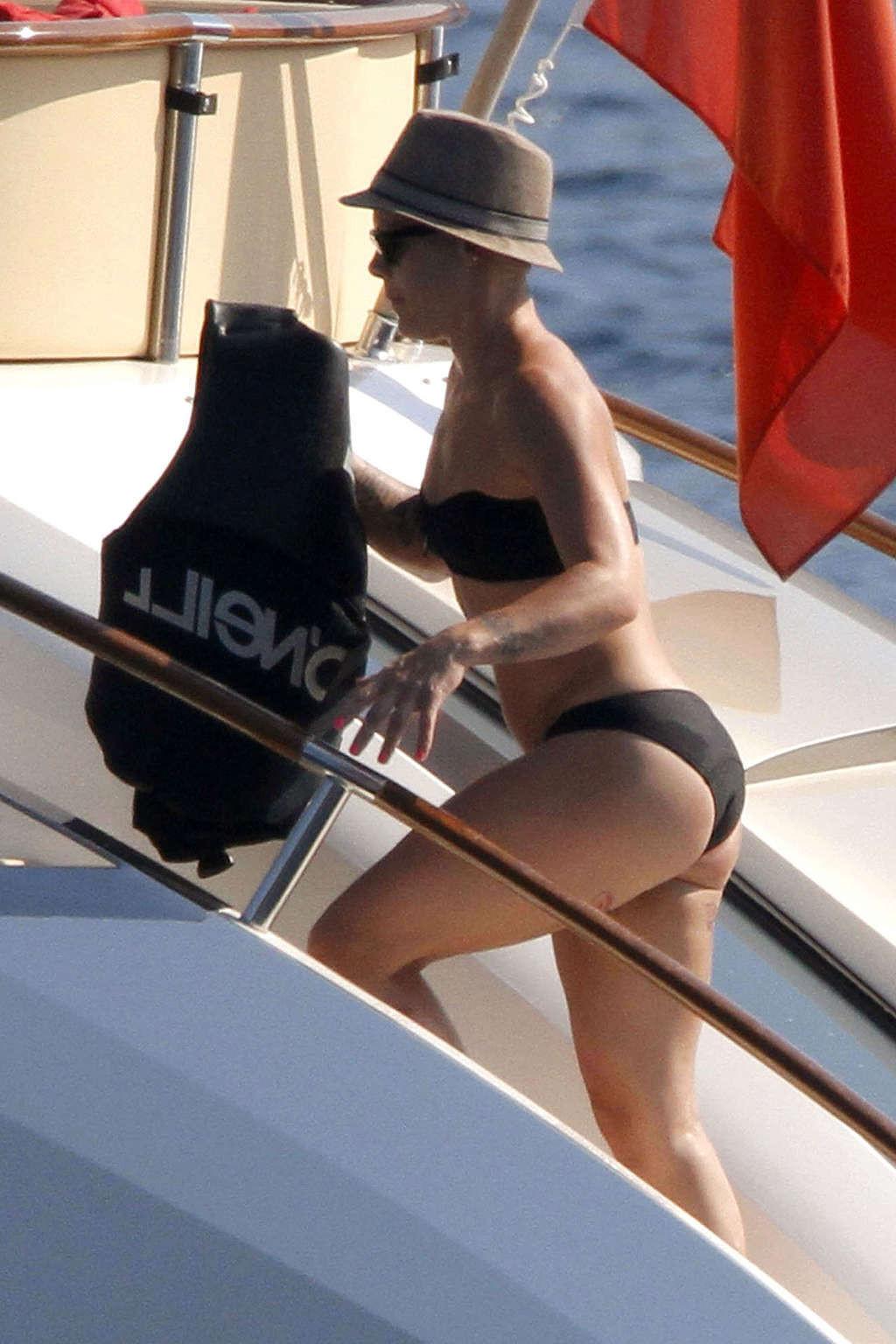 16P Pink exposing her fucking sexy body and hot ass in bikini on yacht