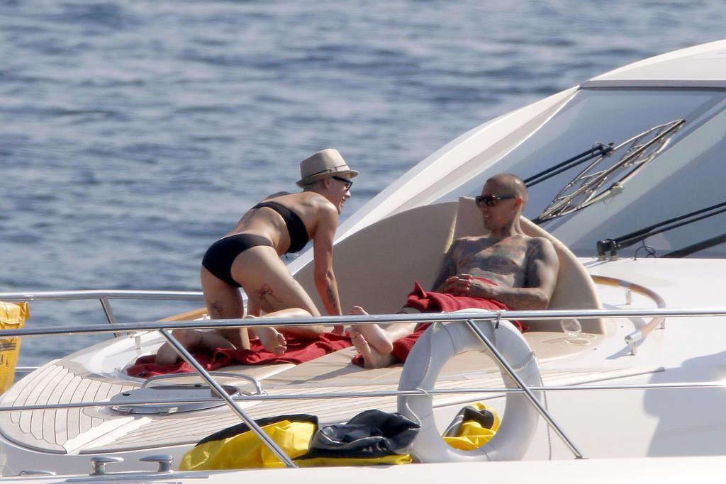 16P Pink exposing her fucking sexy body and hot ass in bikini on yacht