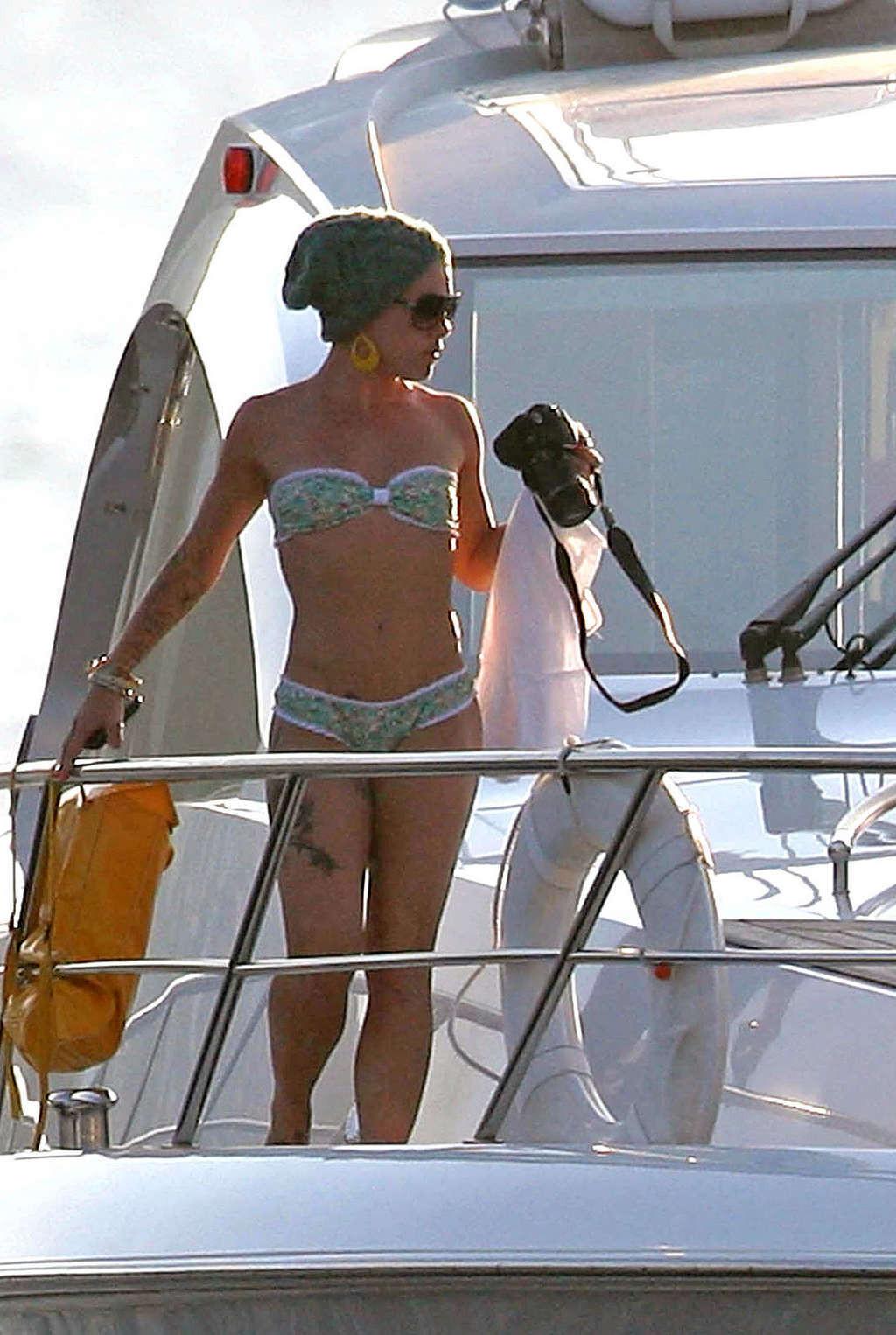 16P Pink exposing her fucking sexy body and hot ass in bikini on yacht