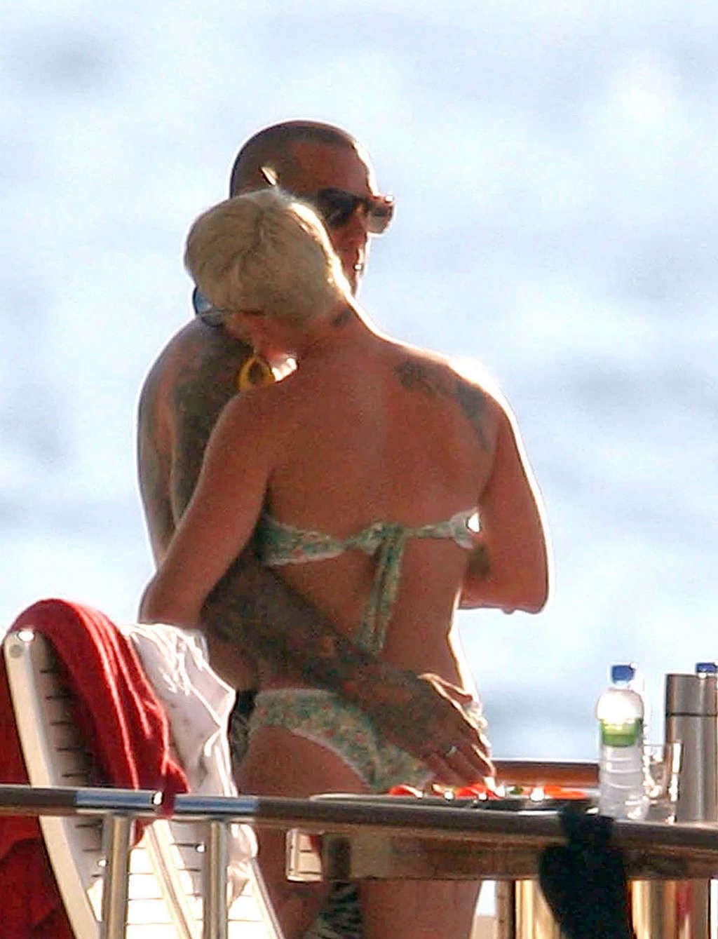 16P Pink exposing her fucking sexy body and hot ass in bikini on yacht