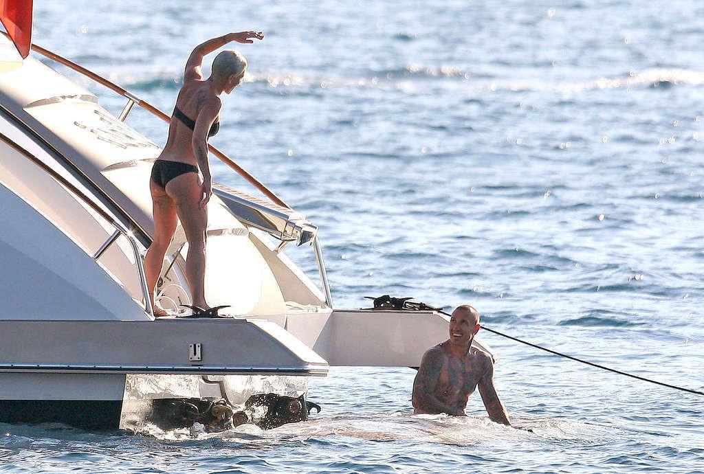 16P Pink exposing her fucking sexy body and hot ass in bikini on yacht