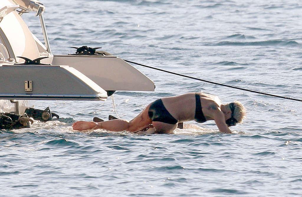 16P Pink exposing her fucking sexy body and hot ass in bikini on yacht