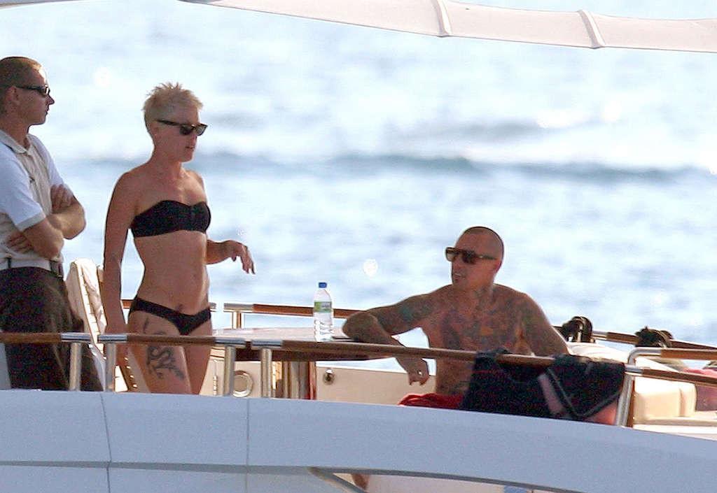 16P Pink exposing her fucking sexy body and hot ass in bikini on yacht