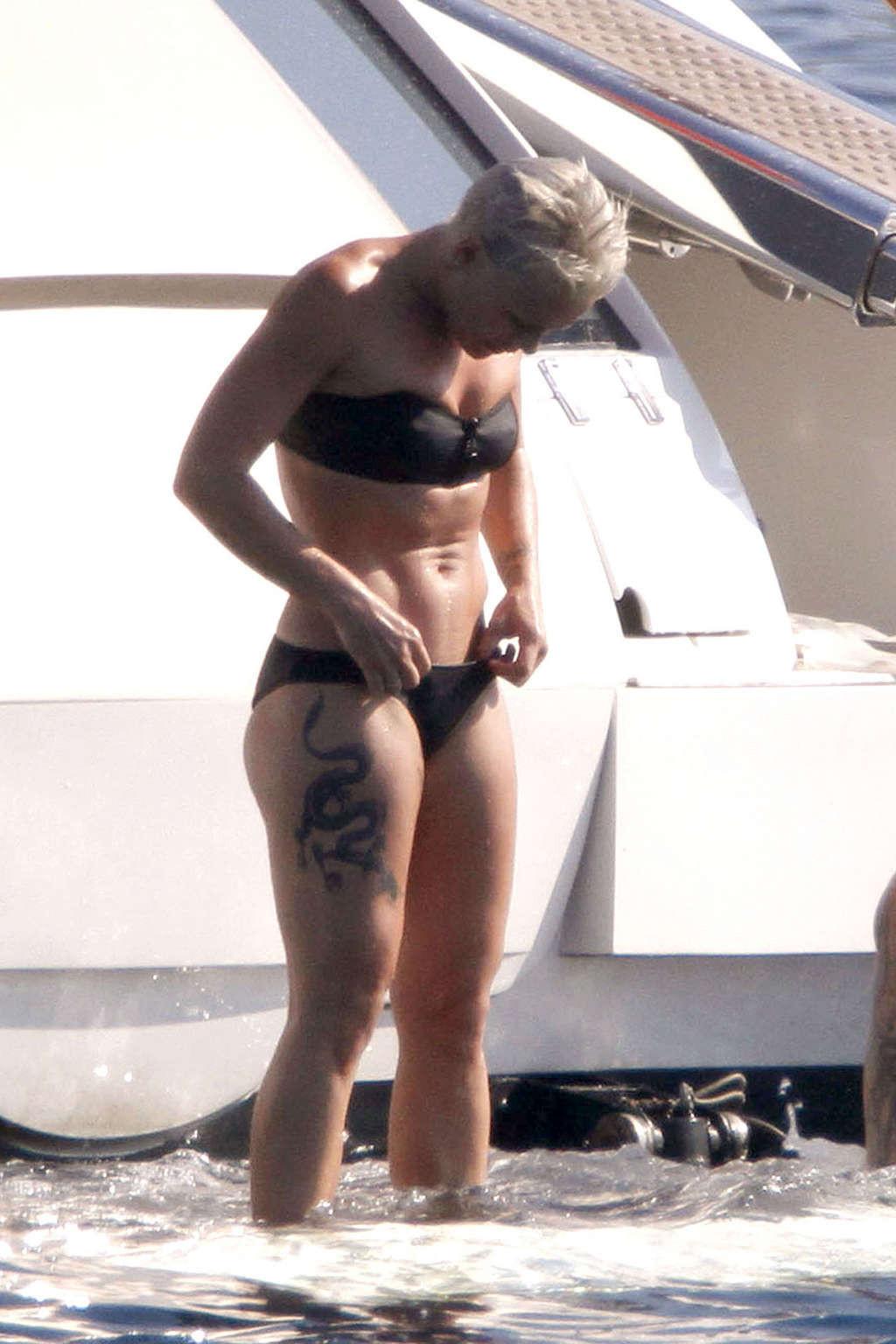 16P Pink exposing her fucking sexy body and hot ass in bikini on yacht