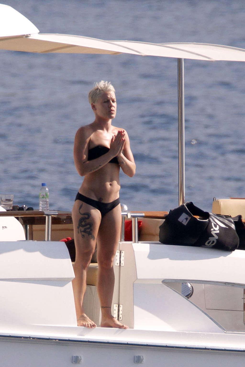 16P Pink exposing her fucking sexy body and hot ass in bikini on yacht