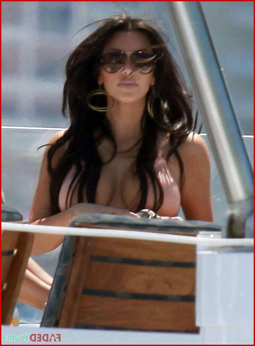 10P Kim Kardashian posing very sexy in bikini on yacht and upskirt and nude