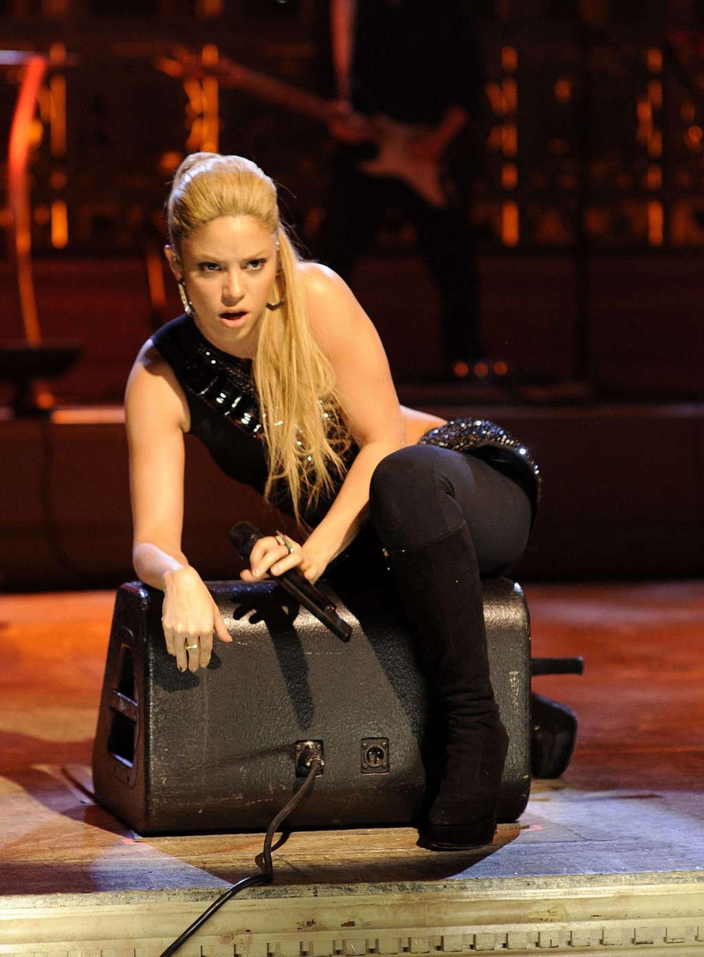 16P Shakira showing the best ass on the world in leather skirt and her body in bikin