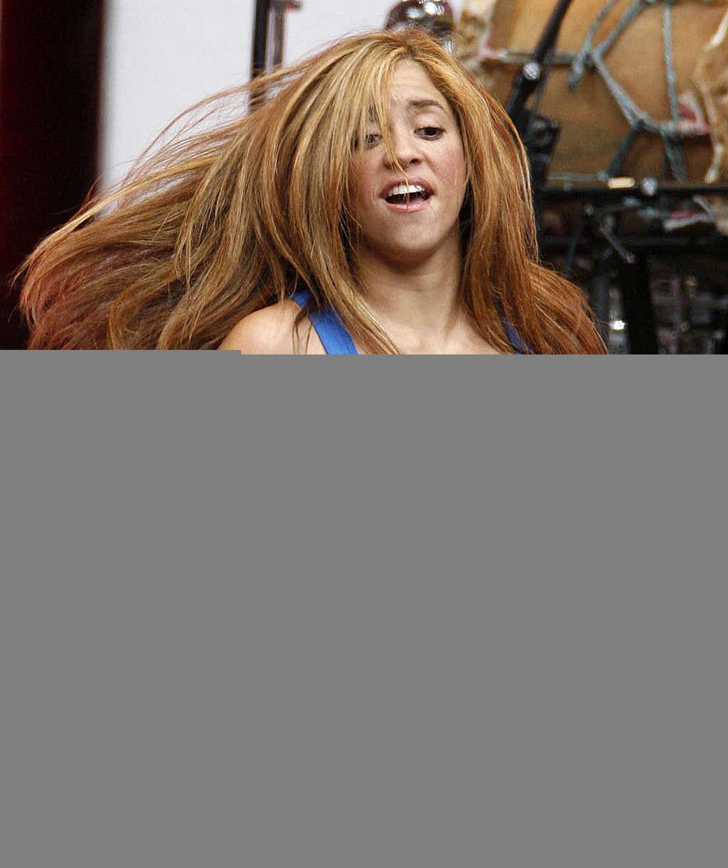 16P Shakira showing the best ass on the world in leather skirt and her body in bikin