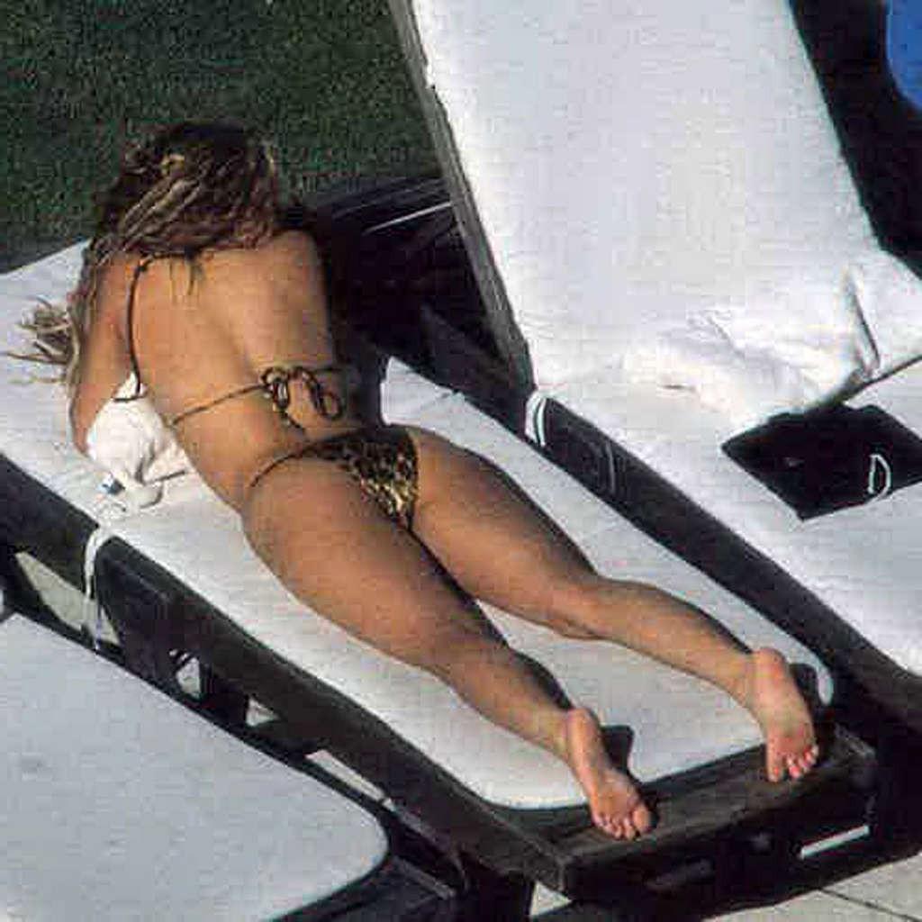 16P Shakira showing the best ass on the world in leather skirt and her body in bikin