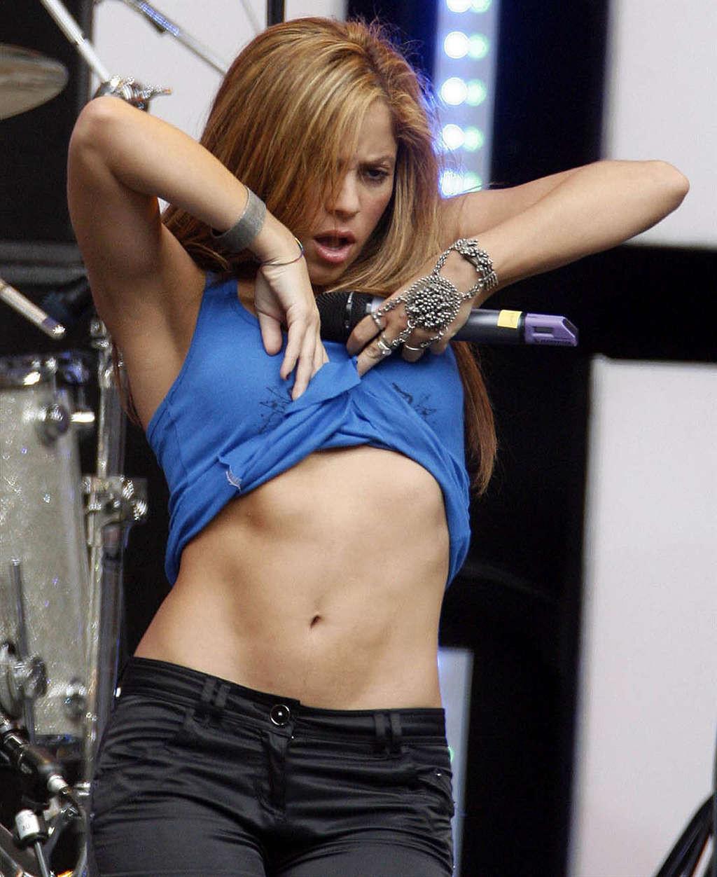 16P Shakira showing the best ass on the world in leather skirt and her body in bikin