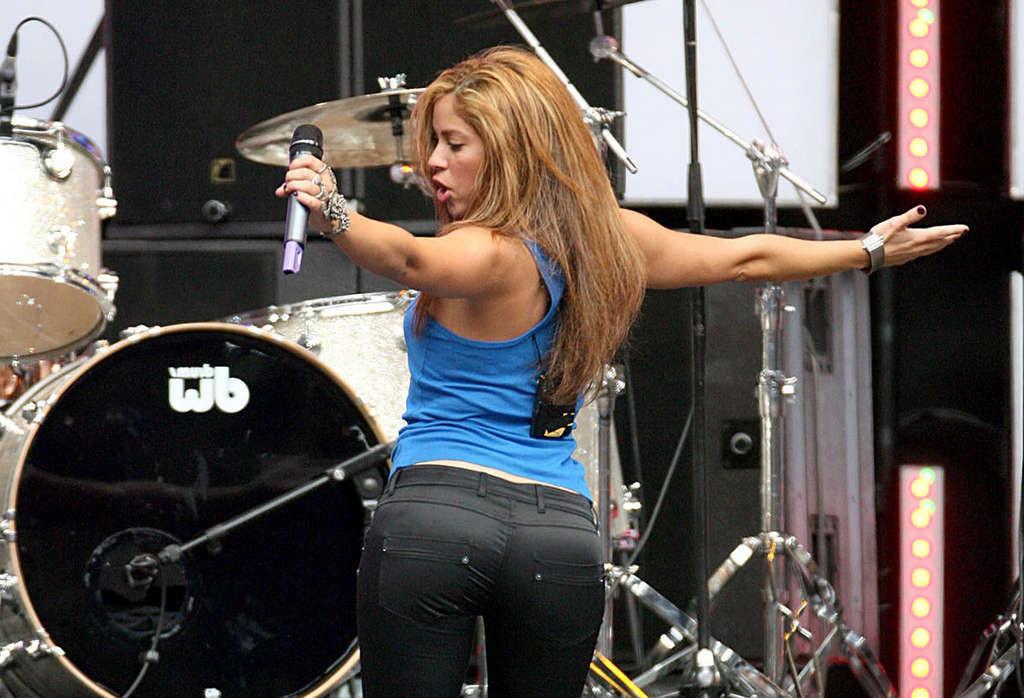 16P Shakira showing the best ass on the world in leather skirt and her body in bikin