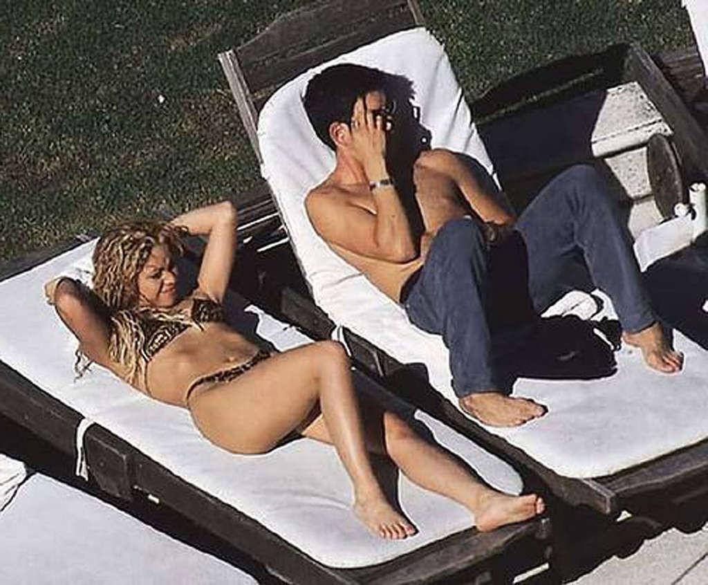 16P Shakira showing the best ass on the world in leather skirt and her body in bikin