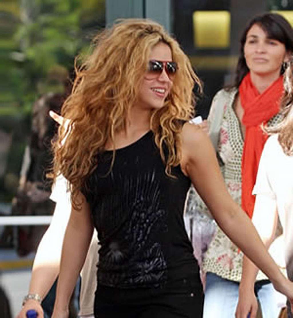 16P Shakira showing the best ass on the world in leather skirt and her body in bikin