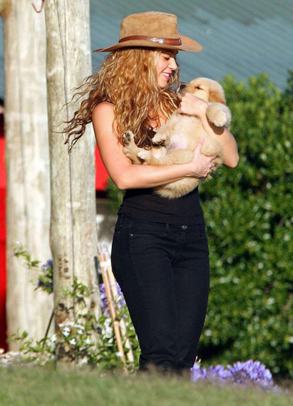 16P Shakira showing the best ass on the world in leather skirt and her body in bikin