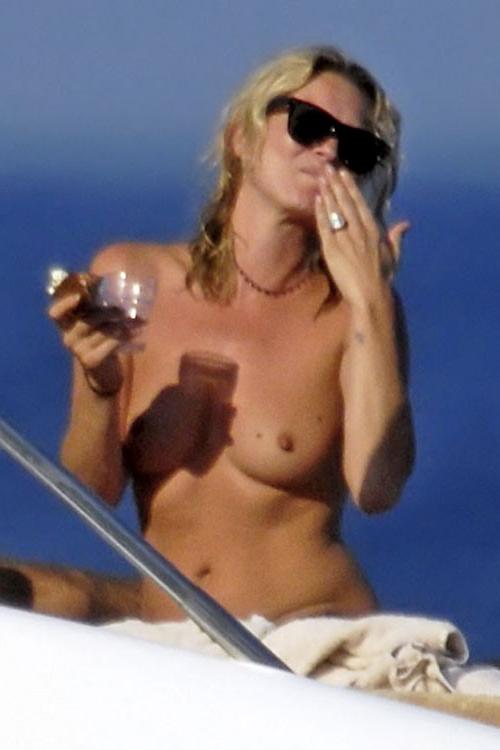 10P Kate Moss showing her nice tits on yacht with some friends paparazzi pictures