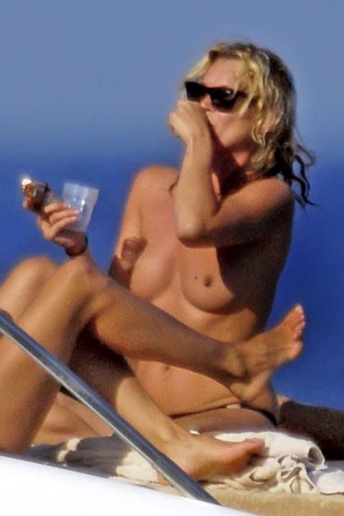 10P Kate Moss showing her nice tits on yacht with some friends paparazzi pictures