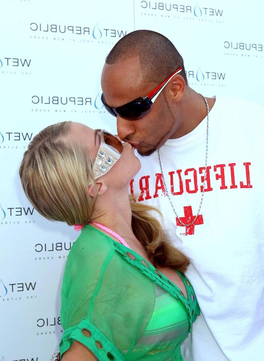 14P Kendra Wilkinson fully naked in lesbian action