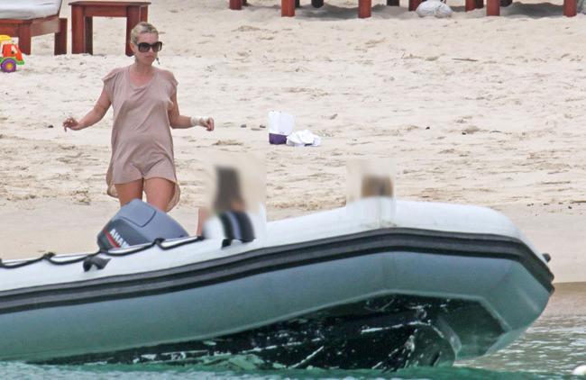 15P Kate Moss gorgeous nude topless and bush