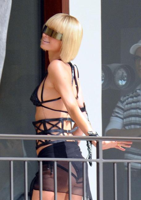 16P Paris Hilton kissing lesbian in cell phone pics