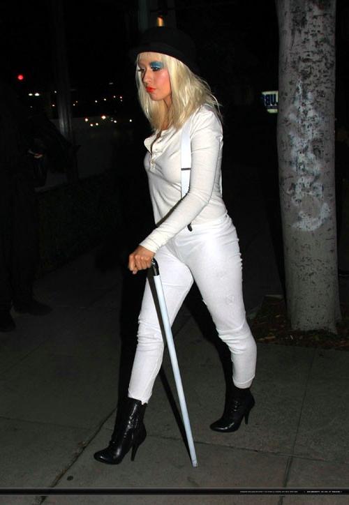 16P Christina Aguilera posing very sexy in white pants