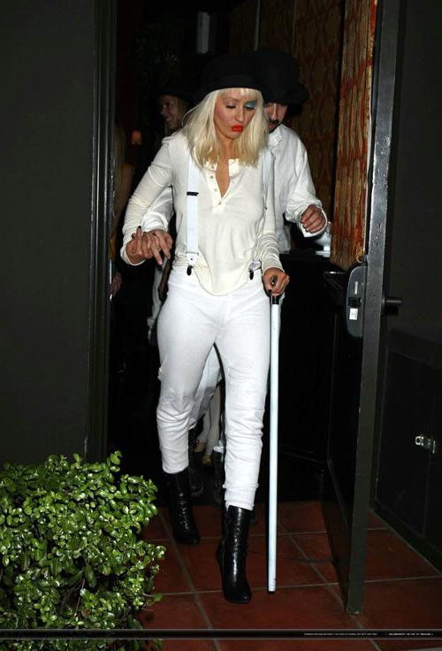 16P Christina Aguilera posing very sexy in white pants