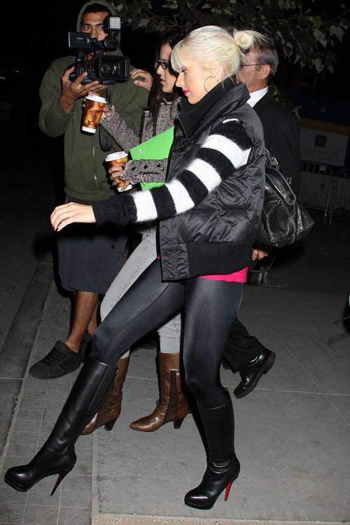16P Christina Aguilera posing very sexy in tigh pants